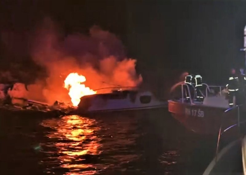 Spašen izletnički brod i posada kod Koločepa; požar na jahti kod Šibenika