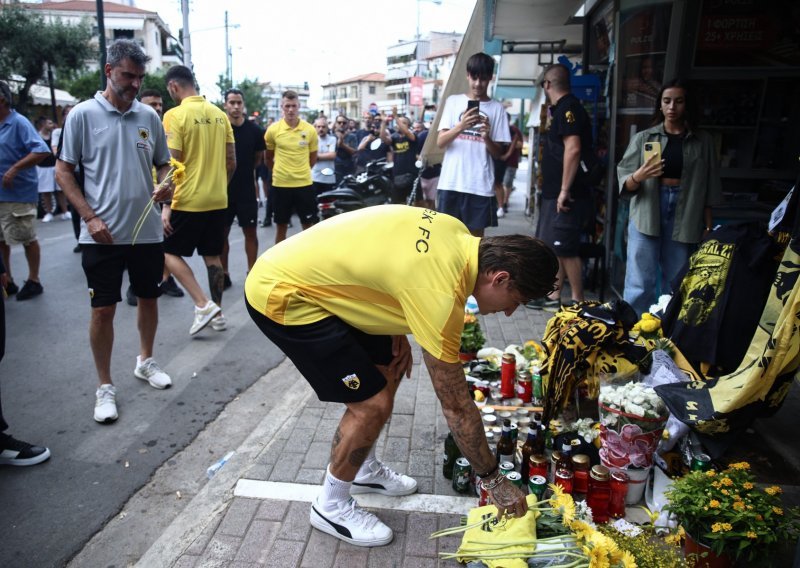 Nogometaši AEK-a položili cvijeće i odali počast ubijenom navijaču