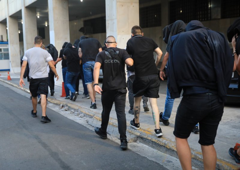 Grci objavili fotografije oružja zaplijenjenog hrvatskim huliganima