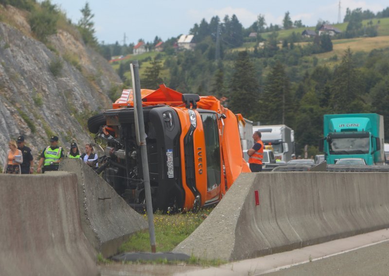 Teška nesreća na A6: Kamion naletio na radnike HAC-a, dvojica poginula