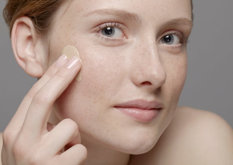 Viralni trik s korektorom oduševit će one koji ljeti ne vole previše make upa