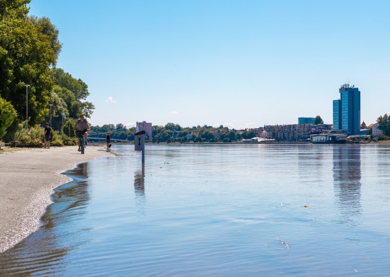Drava se u Osijeku izlila na šetnicu: 'Budite oprezni'