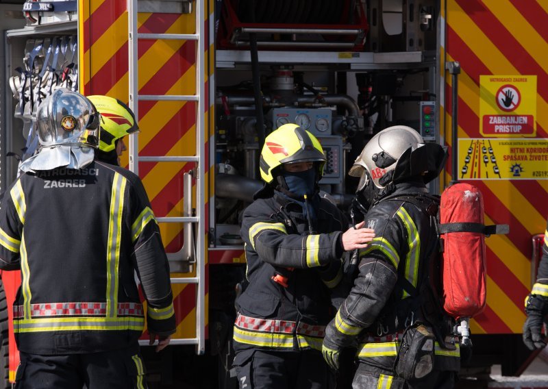 U Zagrebu se zapalio napušteni objekt, gasilo ga 20 vatrogasaca