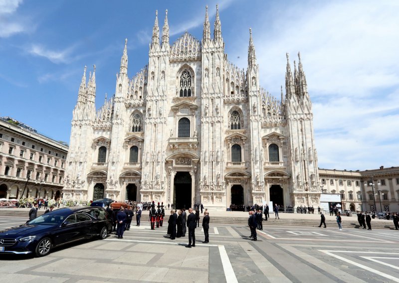 Dvojica mladih Francuza pentrali se po katedrali u Milanu, privela ih policija