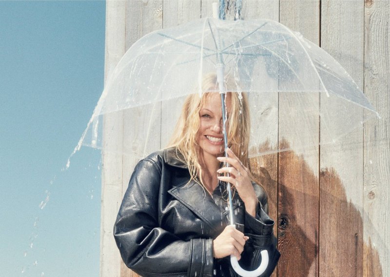 Kosi dvorište, šiša živicu: Pamela Anderson u novoj modnoj kampanji