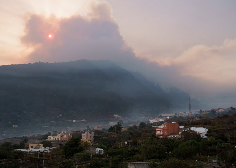 Tenerife: Širi se šumski požar, tjera tisuće ljudi iz domova