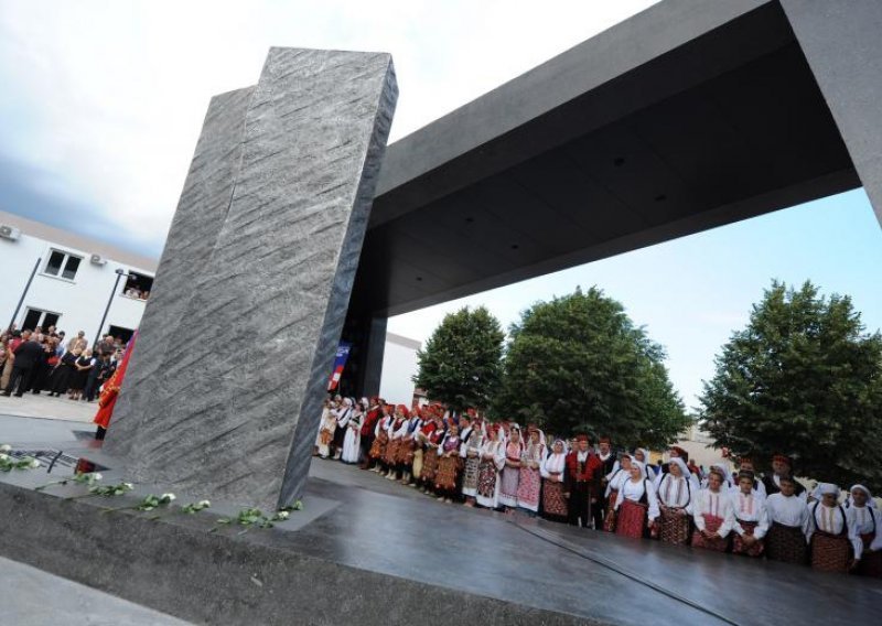 Otkriven spomenik hrvatske pobjede 'Oluja 95'