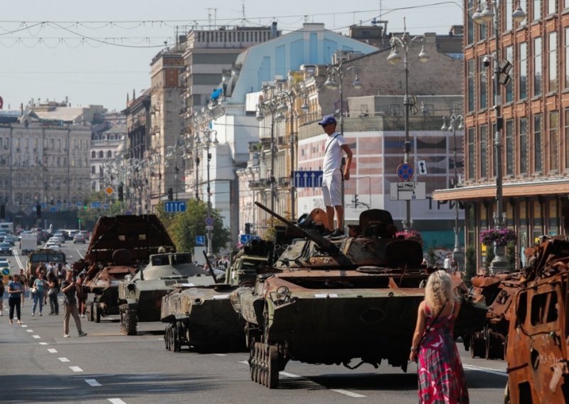 Uništeni ruski tenkovi postrojeni u centru Kijeva