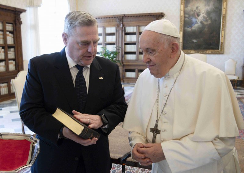 Papa Franjo razgovarao o ratu u Ukrajini s američkim generalom Milleyjem