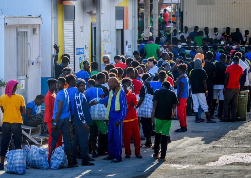 Sve veći pritisak: Na Lampedusi rekordan broj migranata