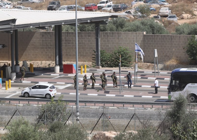 Palestinski vozač se kamionom zaletio u tri izraelska vojnika, ustrijeljen je