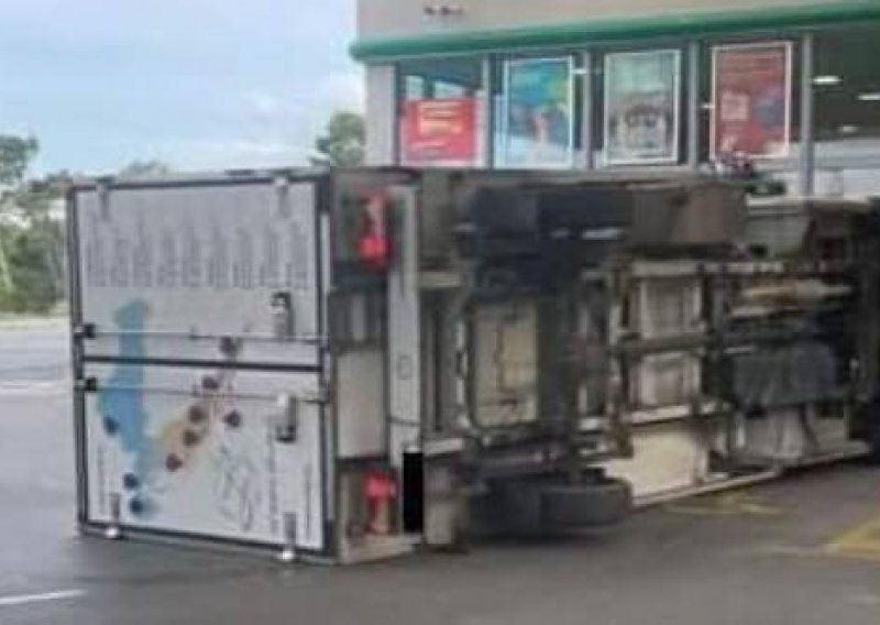 U Makarskoj se na benzinskoj pumpi prevrnuo kamion