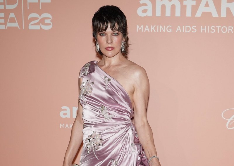 Toliko lijepa da ju nosi drugi put: Milla Jovovich blistala u haljini staroj 11 godina