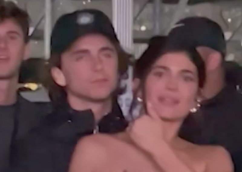 Kylie Jenner i Timothee Chalamet potvrdili svoju vezu i to pred prepunim stadionom