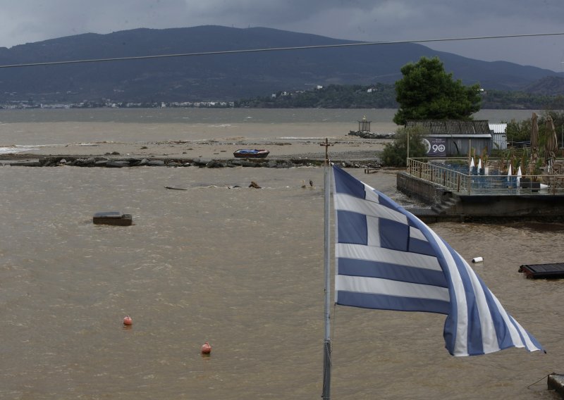 Treći dan užasa u Grčkoj: Četvero poginulih, stotine turista blokirane