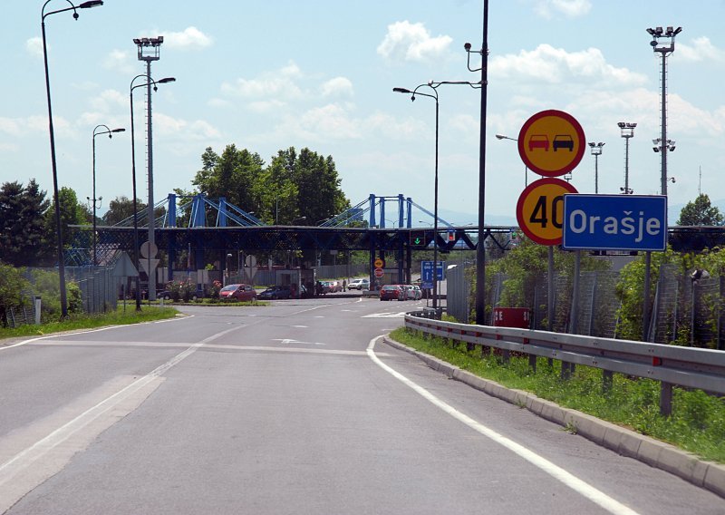 Poljoprivrednici BiH blokirali granični prijelaz Orašje prema Hrvatskoj
