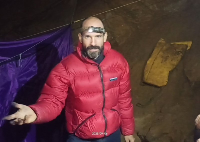 Napredak u izvlačenju američkog speleologa, do izlaza - 300 metara