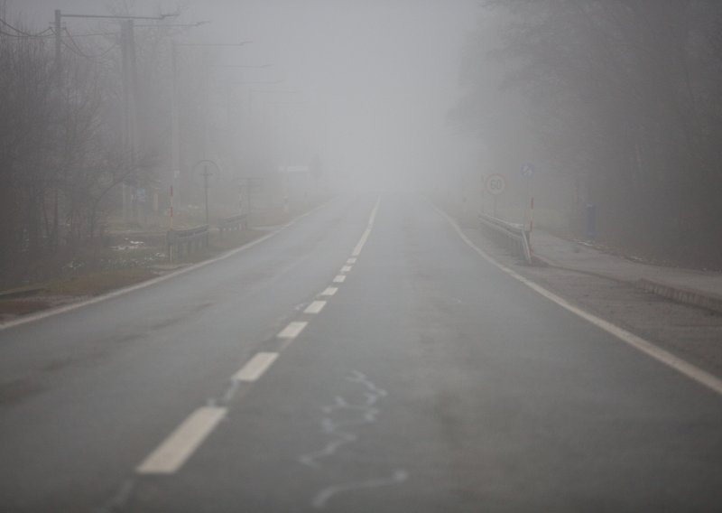 Magla otežava promet, kolnici vlažni i skliski