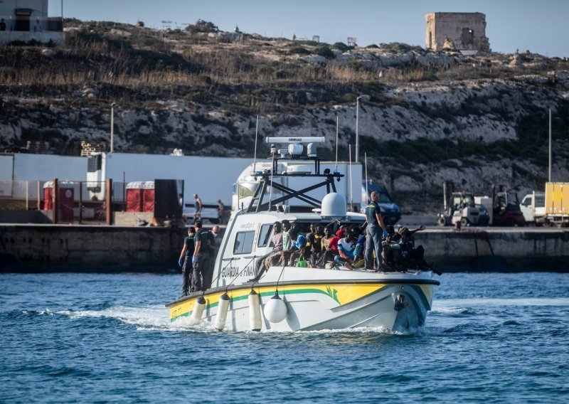Na brodu s migrantima mrtvo novorođenče, otočani prosvjeduju