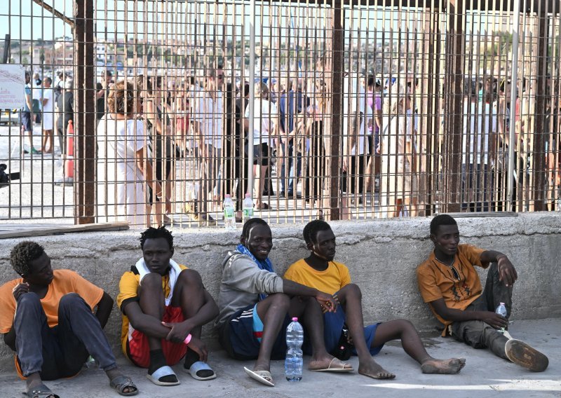 Na Lampedusi više migranata nego stanovnika, danas stiže i Ursula von der Leyen