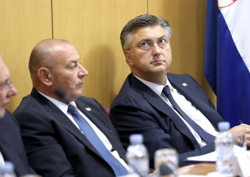 Troskot: Član Uprave HEP-a kupio je stan od Vujnovca; Plenković: Kako znate?