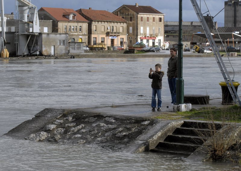 Neretva poplavila niže dijelove Metkovića