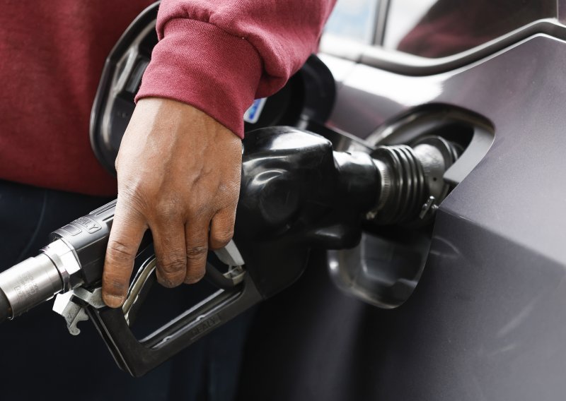 Novi udarac po džepu za vozače: Od utorka poskupljuje gorivo