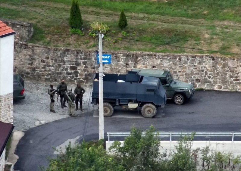 Smirila se situacija na Kosovu, naoružani ljudi napustili manastir