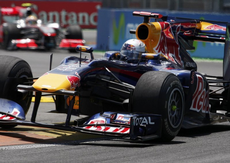 Vettel pobjedom kapitalizirao pole-position