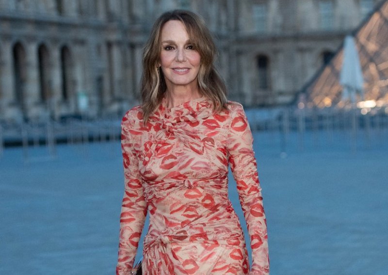 Obasuta poljupcima: 60-godišnja Francuskinja blistala u nikad efektnijoj haljini