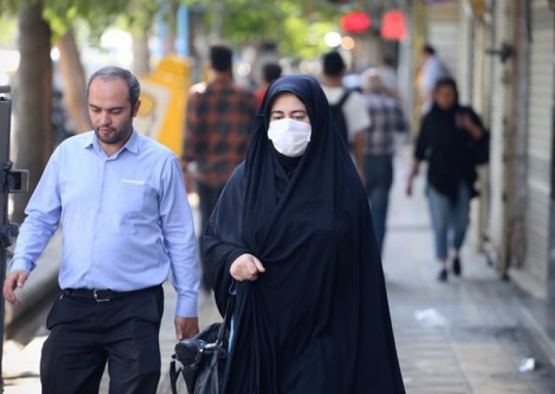 Tinejdžerica u metro u Teheranu nije pravilno nosila hidžab, pala u komu, uhićena joj i majka