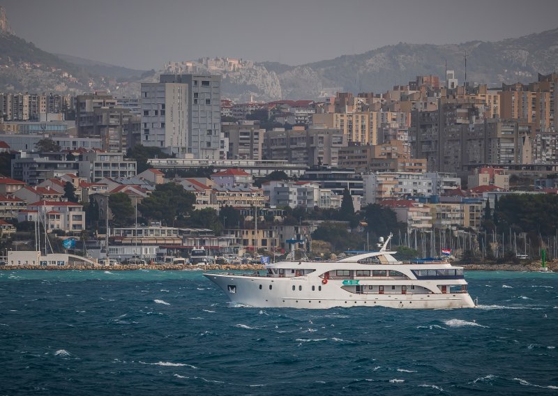 Split: Zbog olujnog juga otkazane četiri trajektne i sve katamaranske linije