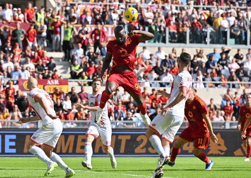 Roma u 90. minuti do tri boda protiv Monze, gosti od 41. imali igrača manje