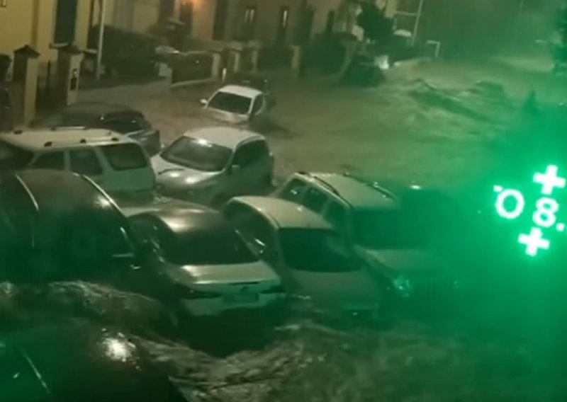 Sloveniju čeka katastrofa: Rijeke se već izlijevaju, u Italiji bujice nose aute