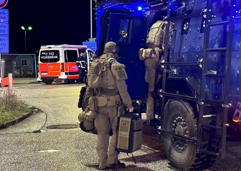 Drama u Njemačkoj: Muškarac s djetetom u autu probio rampu na aerodromu i pucao
