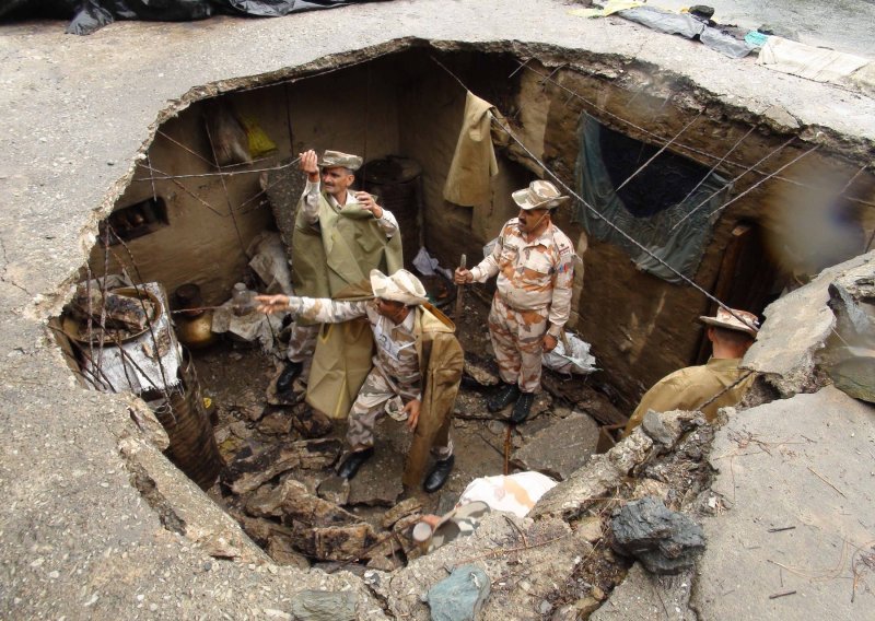 Četrdesetak radnika zarobljeno u urušenom tunelu u Indiji