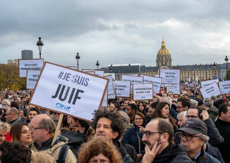 Veliki marš u Parizu; Macron poručio: Antisemitizam je uvijek odvratan