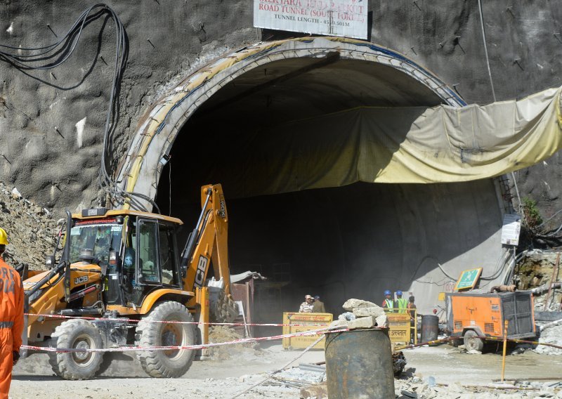 Spasioci pokušavaju doći do 40 radnika u urušenom indijskom tunelu