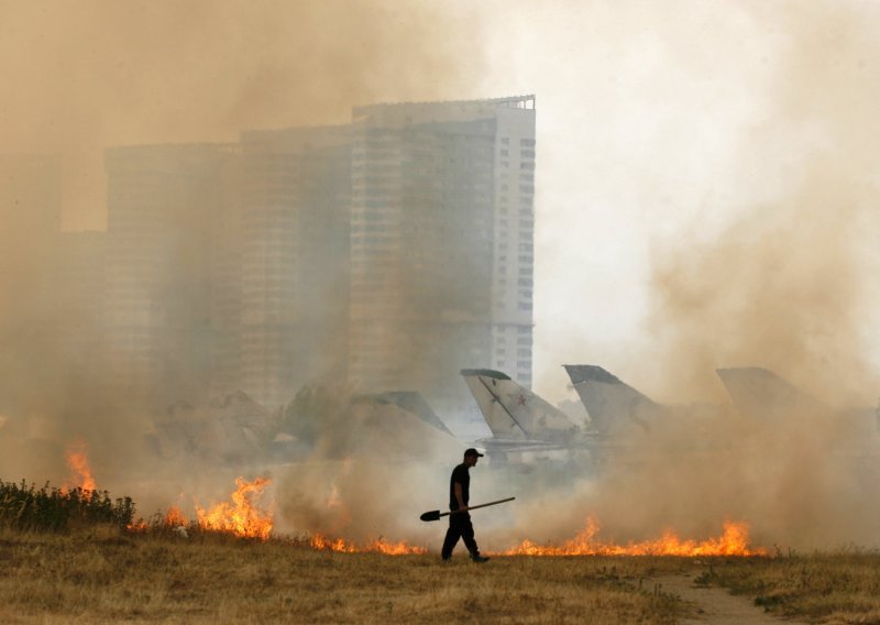 Pet mrtvih i 500 zapaljenih kuća