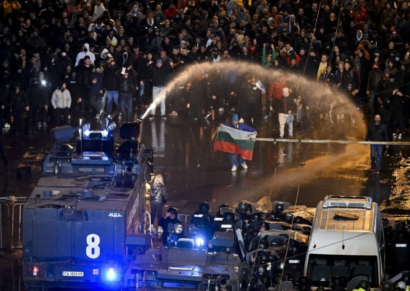 Totalni kaos u Bugarskoj; čak 60 ozlijeđenih u sukobima navijača i policije!