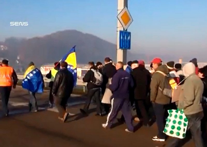 Radnici iz BiH krenuli pješke na granicu s Hrvatskom