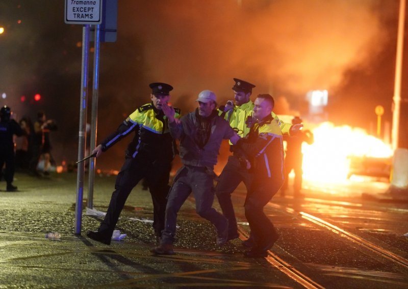 Policija za nerede u Dublinu optužuje 'luđačku frakciju vođenu desnom ideologijom'