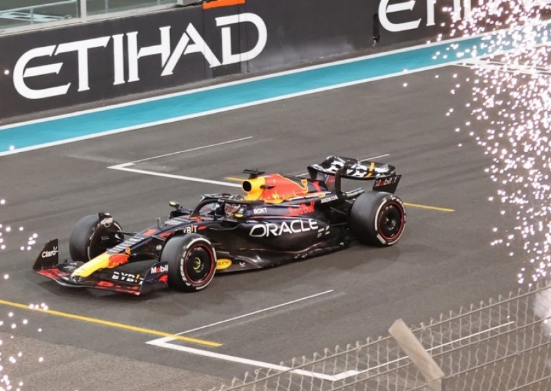 Verstappen slavio na posljednjoj utrci sezone, a Mercedes se ipak probio ispred Ferrarija