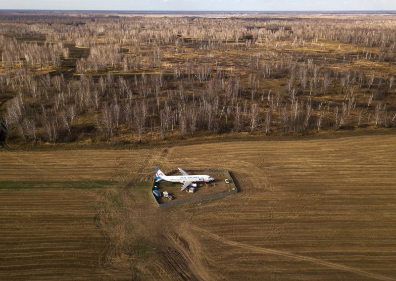 Rusi mjesecima ne miču avion koji je sletio na polje, ali su kupili njivu