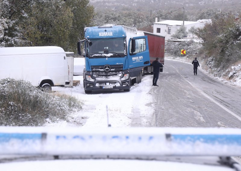 Kaos na cesti u okolici Splita: Kamioni zapeli u snijegu, na terenu dežurne službe