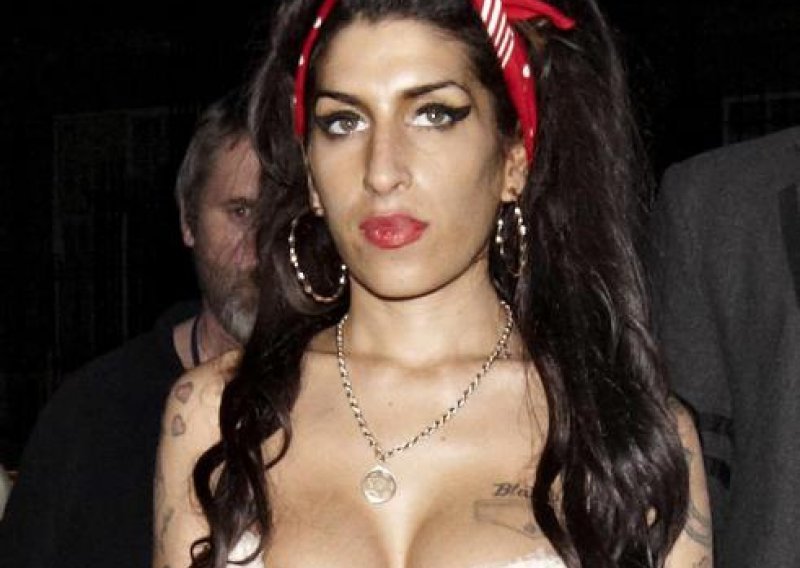 Amy Winehouse popila litru votke pa otišla na odvikavanje