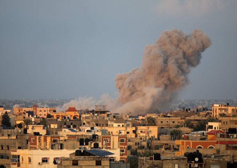 Najmanje 50 poginulih u izraelskom zračnom napadu, pogođene škole prepune raseljenika