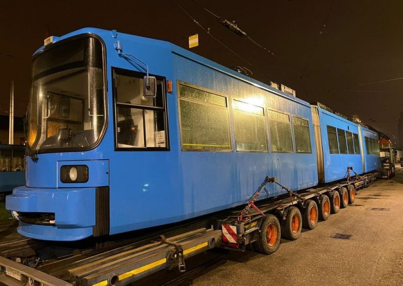 Iz Augsburga u Zagreb stigao prvi od 11 naručenih polovnih tramvaja