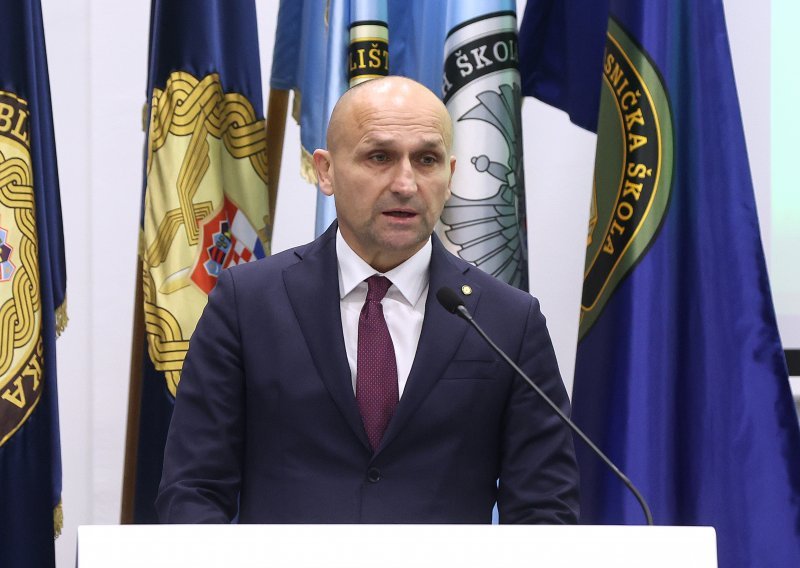 Ministar Anušić u prvom posjetu Hrvatskoj kopnenoj vojsci u Karlovcu