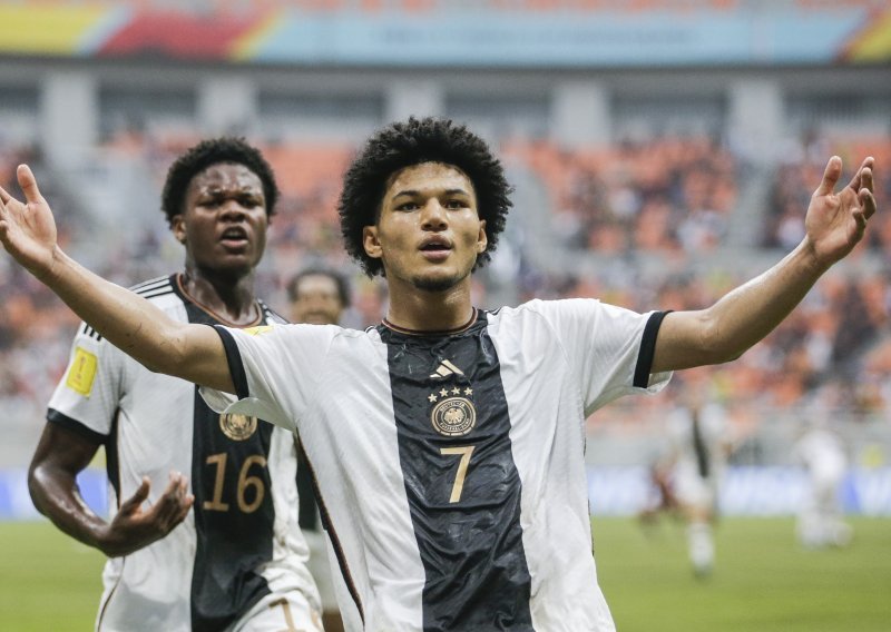 Njemačkoj donio svjetsko zlato, a sada se Borussia uzda u ovog 17-godišnjaka